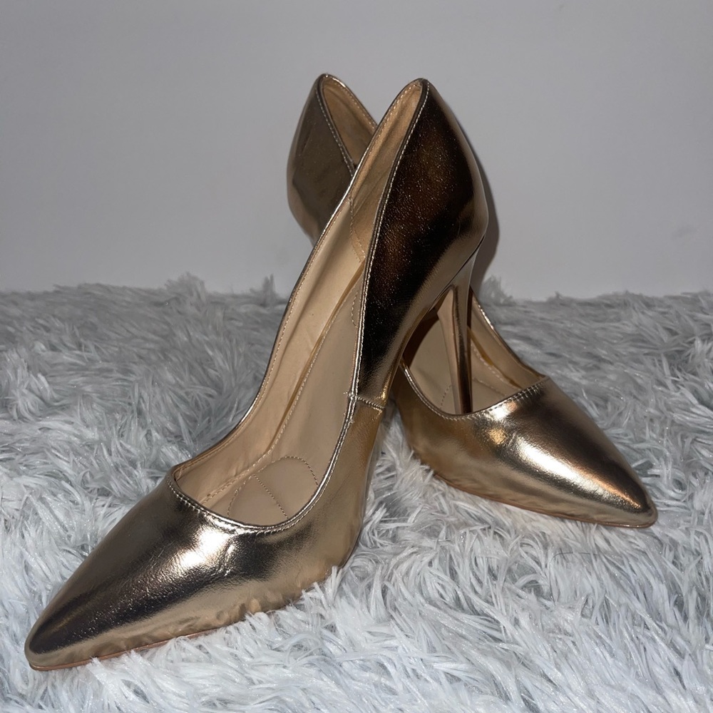 Gold Metallic pumps